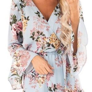She + Sky Floral Romper – Size Small

Beautiful She + Sky floral romper featurin
